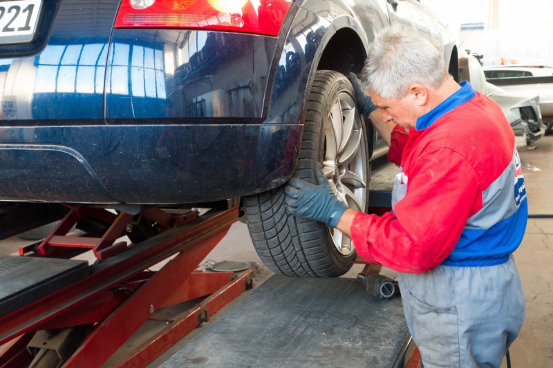 boutique-VINON SUR VERDON-min_auto_repair_repair_lift_auto_mechanic_work_clothes_master_professional_man_of_the_fold-685629