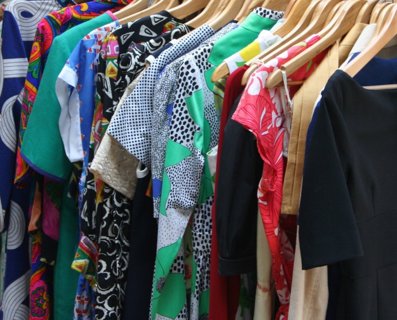 boutique-VINON SUR VERDON-min_dresses_apparel_clothing_clothes_clothes_hangers_wooden_hangers_retail_shop_closet-1149845