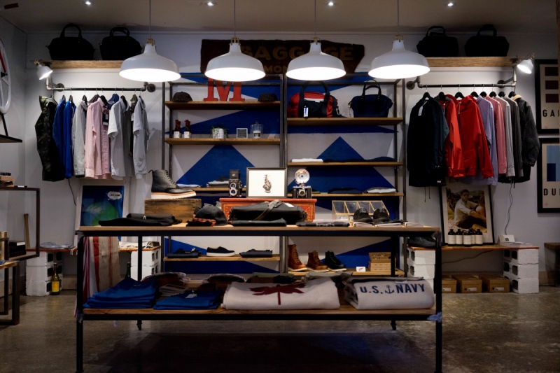 boutique-VINON SUR VERDON-min_store_shop_light_shelf_hanger-111226